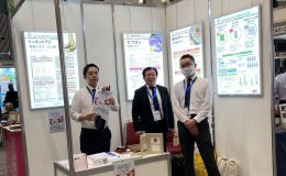 出展ブースにて